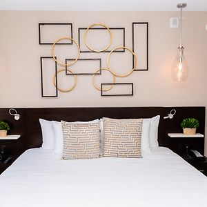 Zimmer mit Kingsize-Bett